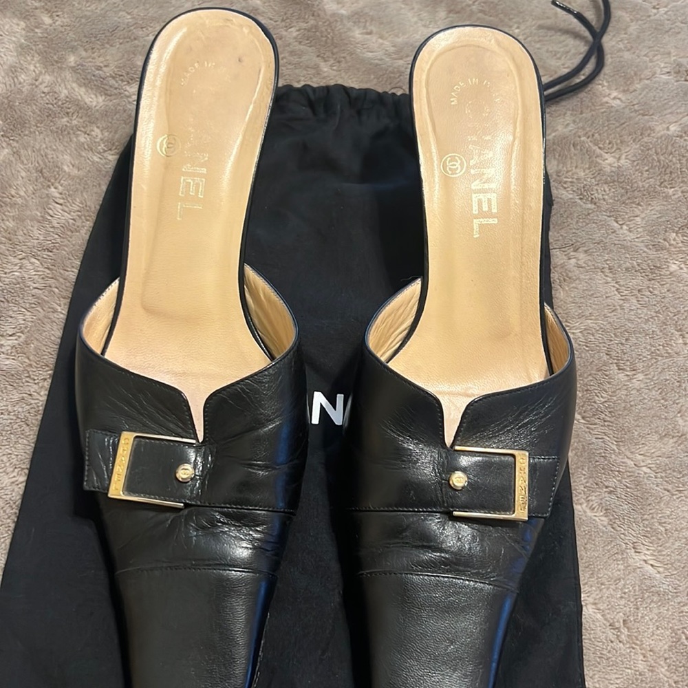 Chanel slip on black leather shoes 38